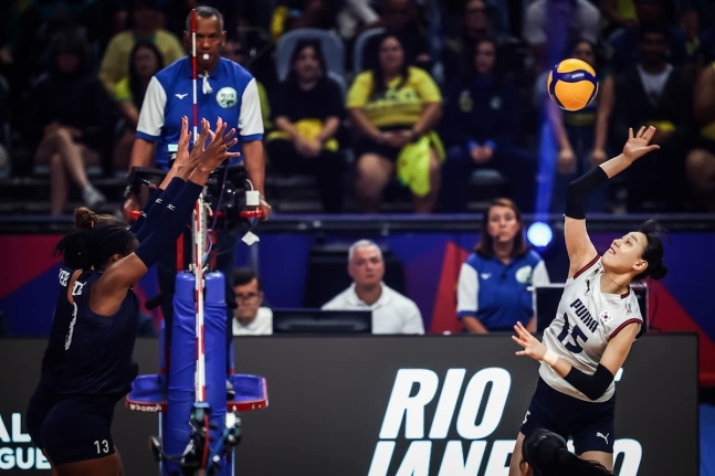 한국 여자배구 대표팀 이선우가 9일 VNL 미국전에서 공격하고 있다. 국제배구연맹 제공