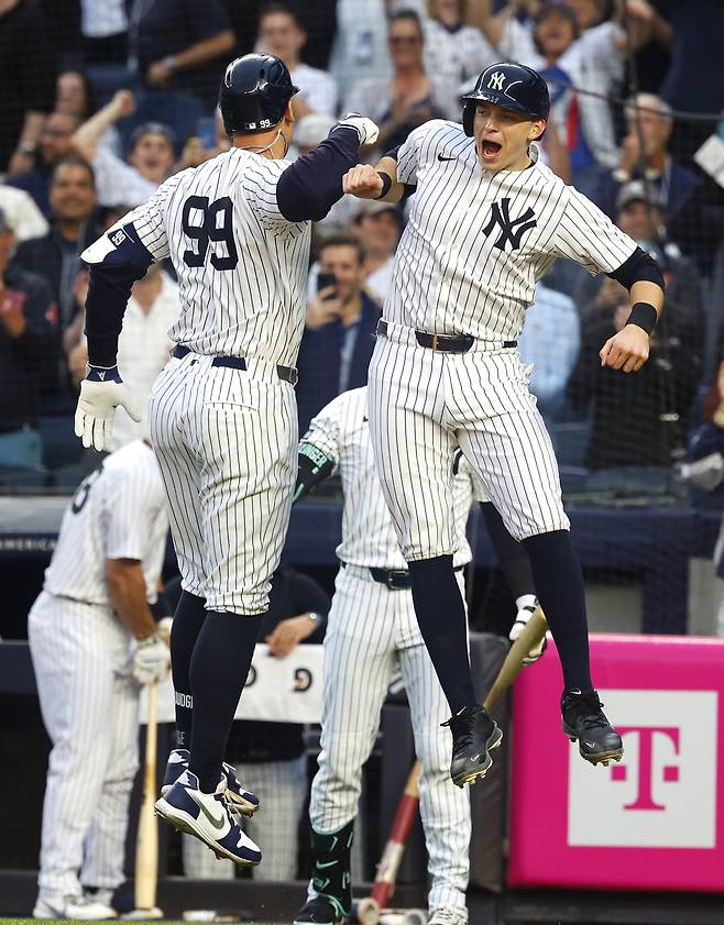 뉴욕 양키스 애런 저지가 9일 보스턴전에서 1회말 투런 홈런을 날린 뒤 벤 라이스와 펄쩍 뛰어 팔을 부딪히며 기뻐하고 있다. AP연합뉴스