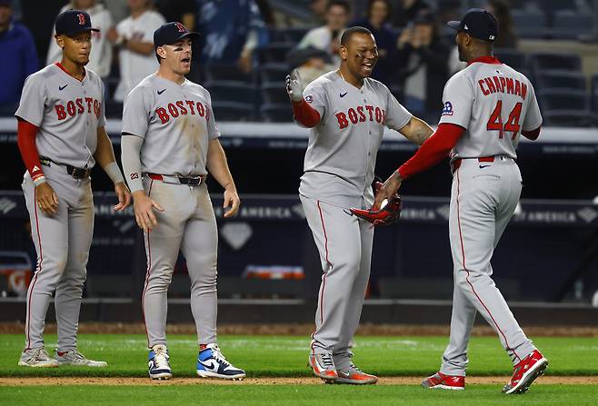 보스턴 마무리 채프먼이 9일 뉴욕 양키스전 세이브를 달성한 뒤 라파엘 데버스의 환영을 받고 있다. AP연합뉴스