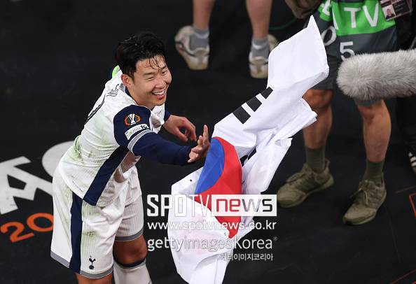 영국 유력지 ‘텔레그래프’의 맷 로 기자는 “손흥민이 일부 팀 동료 및 코칭스태프에게 올여름 토트넘을 떠날 수 있다는 인상을 줬다”고 보도했다. 해당 내용은 토트넘 전문 채널 ‘라스트워드온스퍼스’를 통해 널리 알려졌는데 사실상 손흥민이 구단 내 인물들에게 ‘작별 인사’를 사전에 내비친 것으로 해석된다. 만약 이별을 결정한다면 유력한 행선지는 사우디아라비아다. 유럭축구이적시장 전문가 ‘파브리지오 로마노’는 “손흥민의 에이전트와 사우디 클럽 간에 긍정적인 관계가 형성돼 있다. 사우디 측에서 손흥민에 대한 관심은 분명하지만, 아직 토트넘에 공식적인 제안은 도착하지 않았다. 협상은 시작 단계다. 사우디 구단이 본격적으로 움직이면 판도가 바뀔 수 있다”라고 밝힌 바 있다.