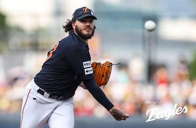 ▲ 8일 광주 KIA전에서 올 시즌 한 경기 최다 실점(5실점)을 기록했지만 개인 무패 행진은 이어 간 코디 폰세 ⓒ한화이글스