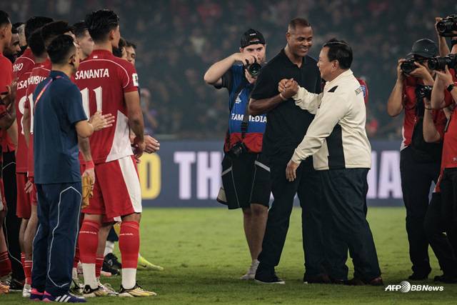 패트릭 클루이베르트 인도네시아 축구대표팀 감독(가운데). /AFPBBNews=뉴스1