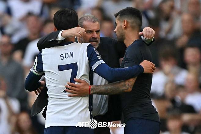 엔지 포스테코글루(가운데) 전 토트넘 감독이 손흥민(왼쪽)과 크리스티안 로메로를 안아주고 있다. /AFPBBNews=뉴스1