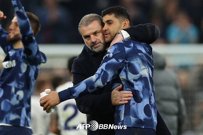 토트넘 부주장 크리스티안 로메로를 안아주고 있는 엔지 포스테코글루 전 토트넘 감독. /AFPBBNews=뉴스1