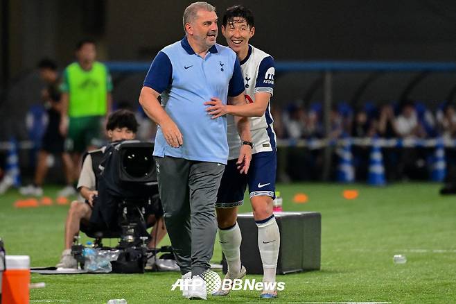 토트넘 주장 손흥민(오른쪽)과 엔지 포스테코글루 전 토트넘 감독. 포스테코글루 감독은 손흥민에게 처음으로 토트넘 구단 주장 완장을 맡긴 사령탑이다. /AFPBBNews=뉴스1