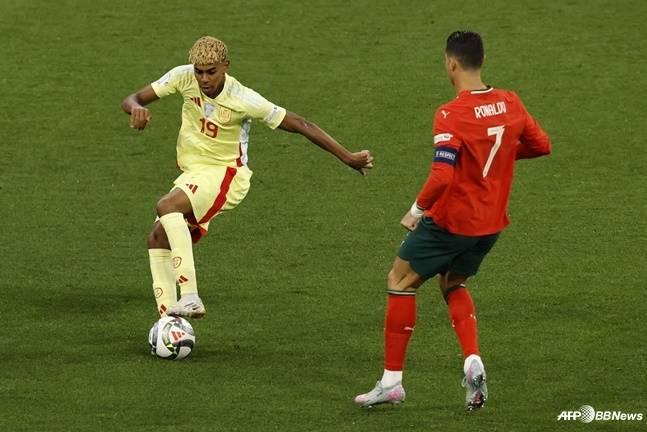 라민 야말(왼쪽)이 9일 오전 4시(한국시간) 독일 뮌헨의 알리안츠 아레나에서 열린 2024~2025시즌 유럽축구연맹(UEFA) 네이션스리그(NL) A 챔피언십 결승에서 크리스티아누 호날두를 앞에 두고 드리블을 시도하고 있다. /AFPBBNews=뉴스1