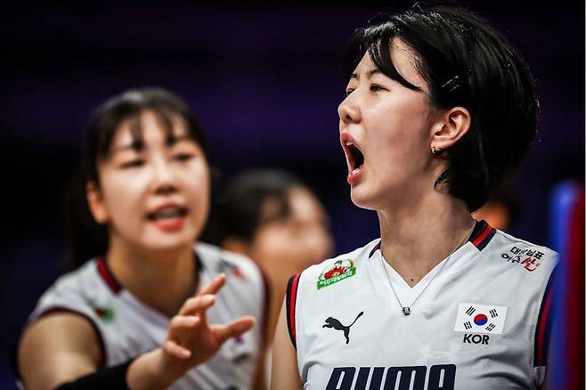 강소휘(오른쪽)가 9일(한국시간) 브라질 리우데자네이루에서 열린 2025 국제배구연맹(FIVB) VNL 1주 차 예선 2조 4차전 도중 소리치고 있다. /사진=VNL 공식 홈페이지