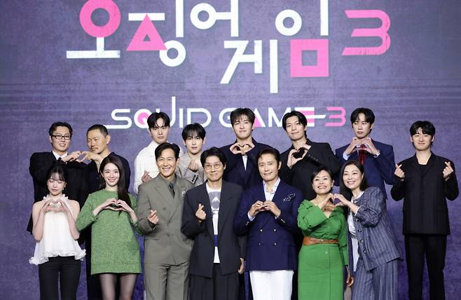 (서울=뉴스1) 권현진 기자 = 9일 서울 용산구 서울드래곤시티에서 열린 넷플릭스 시리즈 '오징어 게임' 시즌3 제작발표회에서 드라마 주역들이 포즈를 취하고 있다.   '오징어 게임' 시즌3은 자신만의 목적을 품고 다시 참가한 게임에서 가장 친한 친구를 잃고 만 ‘기훈’과, 정체를 숨긴 채 게임에 숨어들었던 프론트맨, 그리고 그 잔인한 게임 속에서 살아남은 참가자들의 마지막 운명을 그린 이야기?다. 2025.6.9/뉴스1  Copyright (C) 뉴스1. All rights reserved. 무단 전재 및 재배포,  AI학습 이용 금지. /사진=(서울=뉴스1) 권현진 기자
