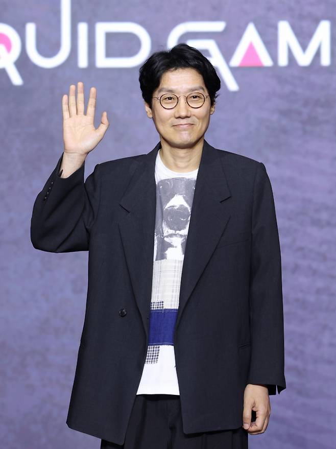 (서울=뉴스1) 권현진 기자 = 황동혁 감독이 9일 서울 용산구 서울드래곤시티에서 열린 넷플릭스 시리즈 '오징어 게임' 시즌3 제작발표회에서 포즈를 취하고 있다.  '오징어 게임' 시즌3은 자신만의 목적을 품고 다시 참가한 게임에서 가장 친한 친구를 잃고 만 ‘기훈’과, 정체를 숨긴 채 게임에 숨어들었던 프론트맨, 그리고 그 잔인한 게임 속에서 살아남은 참가자들의 마지막 운명을 그린 이야기?다. 2025.6.9/뉴스1  Copyright (C) 뉴스1. All rights reserved. 무단 전재 및 재배포,  AI학습 이용 금지. /사진=(서울=뉴스1) 권현진 기자