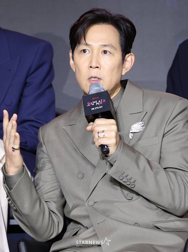 (서울=뉴스1) 권현진 기자 = 배우 이정재가 9일 서울 용산구 서울드래곤시티에서 열린 넷플릭스 시리즈 '오징어 게임' 시즌3 제작발표회에서 인사말을 하고 있다.  '오징어 게임' 시즌3은 자신만의 목적을 품고 다시 참가한 게임에서 가장 친한 친구를 잃고 만 ‘기훈’과, 정체를 숨긴 채 게임에 숨어들었던 프론트맨, 그리고 그 잔인한 게임 속에서 살아남은 참가자들의 마지막 운명을 그린 이야기?다. 2025.6.9/뉴스1  Copyright (C) 뉴스1. All rights reserved. 무단 전재 및 재배포,  AI학습 이용 금지. /사진=(서울=뉴스1) 권현진 기자