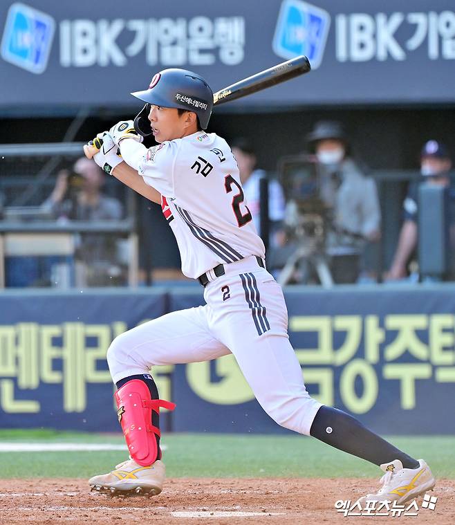 20일 오후 서울 송파구 잠실야구장에서 열린 '2025 신한 SOL Bank KBO리그' KIA 타이거즈와 두산 베어스의 경기, 9회말 두산 김민석이 타격을 하고 있다. 엑스포츠뉴스 DB