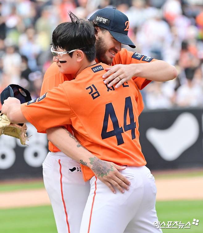17일 오후 대전 한화생명 볼파크에서 열린 '2025 신한 SOL Bank KBO리그' SSG 랜더스와 한화 이글스의 더블헤더 1차전 경기, 한화가 8이닝 2피안타 1볼넷 18탈삼진 무실점 괴력투를 선보인 폰세의 호투에 힘입어 SSG에 1:0 승리를 거뒀다. 이날 경기에서 승리한 한화 선수들이 기뻐하고 있다. 엑스포츠뉴스 DB