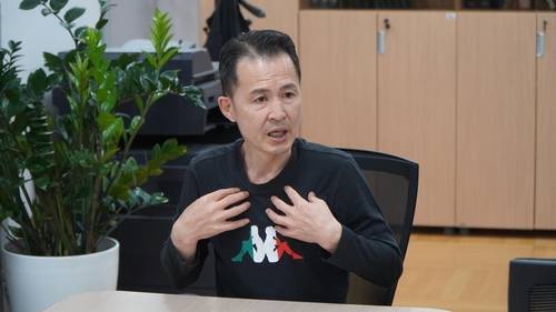 연합뉴스와 인터뷰 중인 송준영 씨 [고아권익연대 촬영]