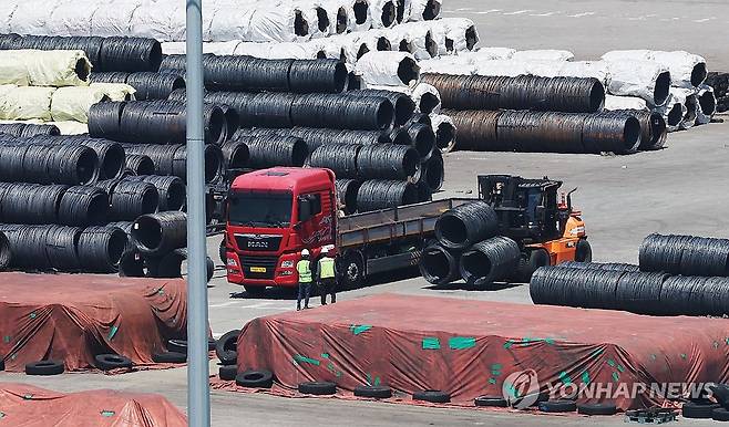 미국, 철강ㆍ알루미늄 관세 50% (평택=연합뉴스) 홍기원 기자 = 도널드 트럼프 대통령이 미국으로 수입되는 외국산 철강·알루미늄 제품에 대해 인상하기로 한 50% 관세가 발효된 4일 경기도 평택항에 철강 제품이 쌓여 있다.
    트럼프 대통령은 전날 외국산 철강·알루미늄 제품에 대한 관세율을 25%에서 50%로 인상하는 포고문에 서명했다. 이 관세는 포고문에 적시된 대로 미국 동부 시간 이날 0시1분(한국시간 4일 오후 1시1분)을 기해 발효됐다. 2025.6.4 xanadu@yna.co.kr