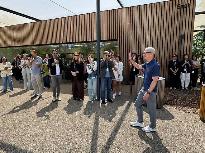 팀 쿡 애플 최고경영자 "헬로우, 에브리바디" [쿠퍼티노(미 캘리포니아주)=연합뉴스] 김태종 특파원 = 팀 쿡 애플 최고경영자(CEO)가 8일(현지시간) 오전 '스위프트 스튜던트 챌린지'에 선정된 전 세계 대학생의 앱 시연을 보기 위해 미 캘리포니아주 쿠퍼티노 애플 본사에 마련된 야외무대에 들어서고 있다. 2025. 6. 9 taejong75@yna.co.kr