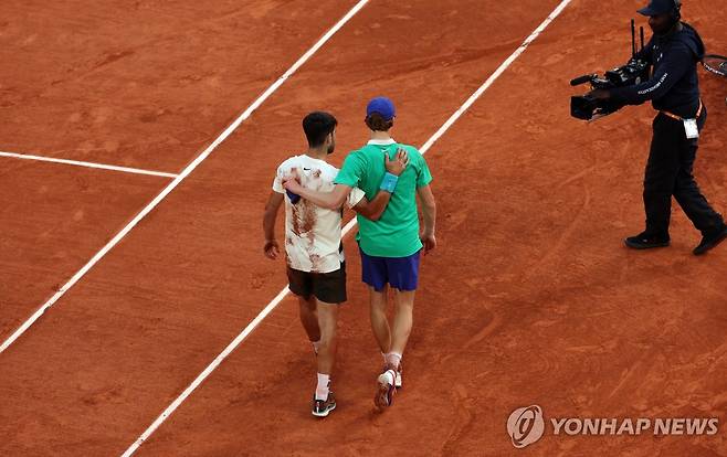 경기가 끝난 뒤 서로 격려하는 알카라스(왼쪽)와 신네르 [UPI=연합뉴스]