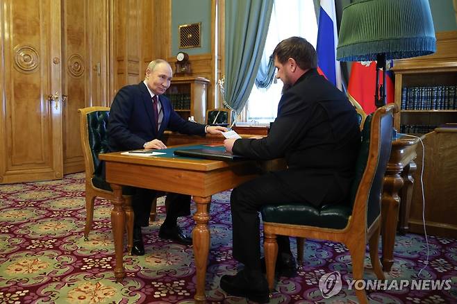 푸틴 대통령, 카디로프 체첸 수장 회담 (모스크바 타스=연합뉴스) 지난 달 7일(현지시간) 푸틴 러시아 대통령과 카디로프 체첸 수장 회담. [러시아 대통령 언론실 제공. 재판매 및 DB 금지]