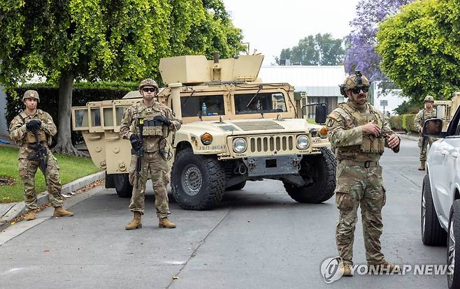 LA에 배치된 주방위군 (로스앤젤레스 로이터=연합뉴스) 로스앤젤레스에 배치된 주 방위군이 8일(현지시간) 도심 지역에서 검문하고 있다. 2025.6.8 photo@yna.co.kr