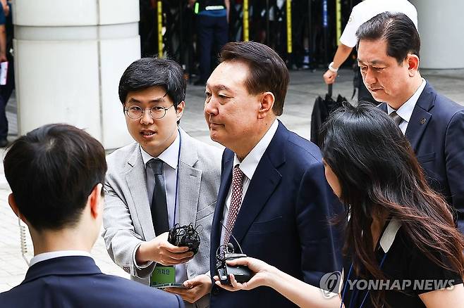 내란혐의 6차 공판 출석하는 윤석열 전 대통령 (서울=연합뉴스) 윤석열 전 대통령이 9일 서울 서초구 서울중앙지방법원에서 열린 내란 우두머리 혐의·직권남용 권리행사 방해 혐의 사건 6차 공판에 출석하고 있다. 2025.6.9 [사진공동취재단] photo@yna.co.kr