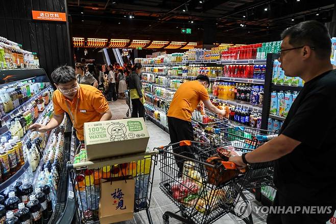 중국 허난성의 한 슈퍼마켓에서 장 보는 사람들 [AFP 연합뉴스 자료사진. 재판매 및 DB 금지]