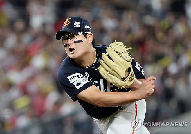 역투하는 김서현 (광주=연합뉴스) 조남수 기자 = 8일 광주 기아챔피언스필드에서 열린 프로야구 한화 이글스와 KIA 타이거즈의 경기. 한화 김서현이 9회에 투구하고 있다. 2025.6.8 iso64@yna.co.kr