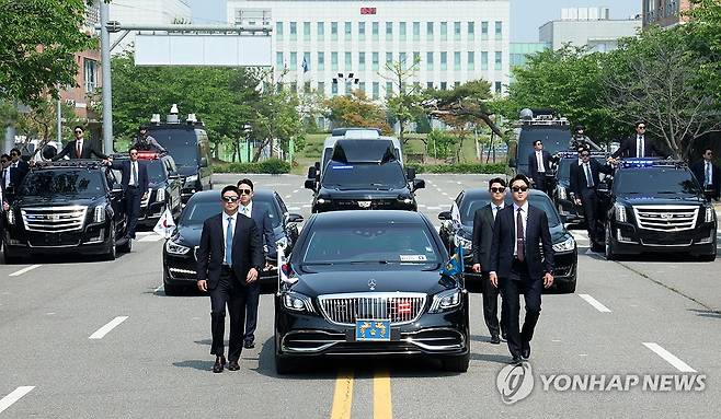 대통령경호처, 취임식 차량 퍼레이드 훈련 공개 (서울=연합뉴스) 홍해인 기자 = 대통령경호처 경호관들이 탑승한 차량들이 27일 서울 강서구 경호안전교육원에서 제21대 대통령 취임식을 앞두고 취임식 차량 퍼레이드 훈련을 하고 있다. 2025.5.27 [대통령실통신사진기자단] hihong@yna.co.kr