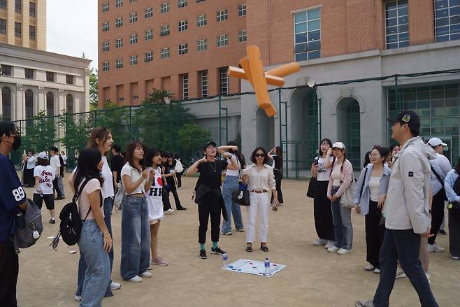 한국 전통 민속놀이 체험하는 외국인 학생들 [경희대 국제교육원 제공. 재판매 및 DB 금지]