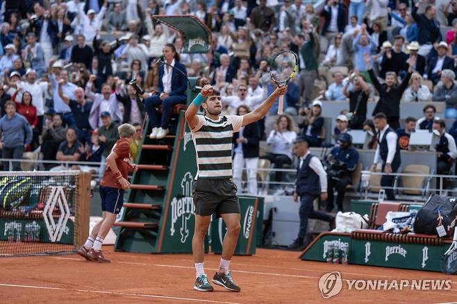 팬들의 환호에 답하는 알카라스 [로이터=연합뉴스] Mandatory Credit: Susan Mullane-Imagn Images