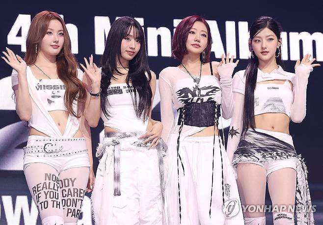 키스오브라이프, 미니 4집 발표 (서울=연합뉴스) 이재희 기자 = 그룹 키스오브라이프(KISS OF LIFE)가 9일 서울 광진구 예스24라이브홀에서 열린 네 번째 미니앨범 '224' 언론 공개회에서 포즈를 취하고 있다. 2025.6.9 scape@yna.co.kr