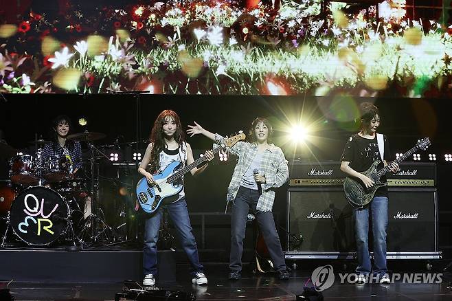 쇼케이스 무대하는 QWER (서울=연합뉴스) 강민지 기자 = 그룹 QWER(큐더블유이알)이 9일 서울 서대문구 예스24 원더로크홀에서 미니 3집 '난 네 편이야, 온 세상이 불협일지라도' 발매 기념 쇼케이스 무대를 선보이고 있다. 2025.6.9 mjkang@yna.co.kr