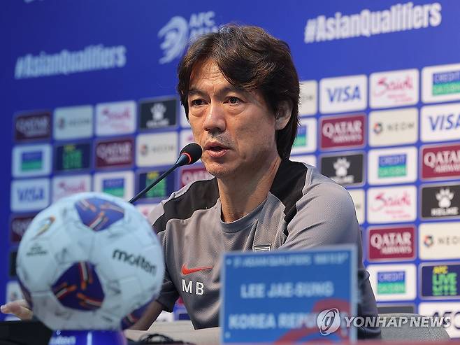 쿠웨이트전 앞둔 홍명보 감독 (서울=연합뉴스) 류영석 기자 = 대한민국 축구 국가대표팀 홍명보 감독 쿠웨이트와의 2026 북중미 월드컵 아시아 3차 예선 최종전을 하루 앞둔 9일 서울월드컵경기장에서 기자회견을 하고 있다. 2025.6.9 ondol@yna.co.kr