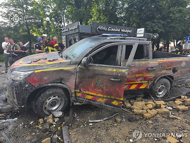 지난 6일 공습에서 부서진 구급차 [EPA 연합뉴스 자료사진  재판매 및 DB 금지]