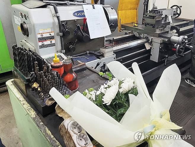'가지런히 정돈된 작업장에는 국화꽃만' (태안=연합뉴스) 충남 태안군 태안화력발전소에서 작업 도중 숨진 한전 KPS 하청업체 소속 비정규직 노동자 김충현(50) 씨의 작업 현장에 3일 국화꽃이 놓여있다. 2025.6.3 [사망대책위 제공. 재판매 및 DB 금지] coolee@yna.co.kr