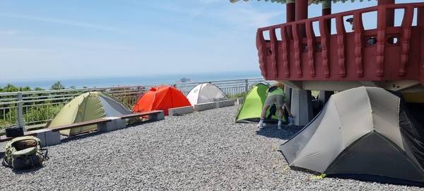 국가지질공원으로 지정된 대청도 광난두 정자각에서 백패킹을 즐기는 여행객들이 설치한 텐트. /독자 제공