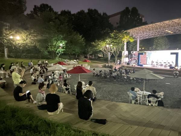 '예술인 기회소득 확산사업'으로 마련한 공연을 관람하는 주민들. <경기도 제공>