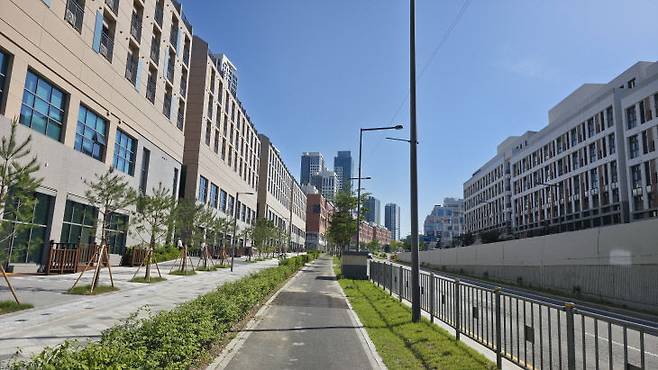 산울동 통합 공공임대 1~2단지 전경. 해밀동과 비알티 중심도로를 사이에 두고 있다. 사진=이희택 기자.