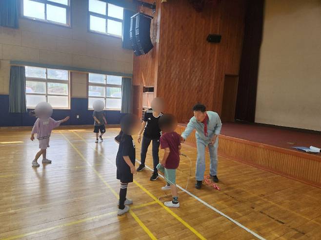 상록자원봉사자가 학생들의 체육활동을 돕고 있다.[사진=충남교육청 제공]