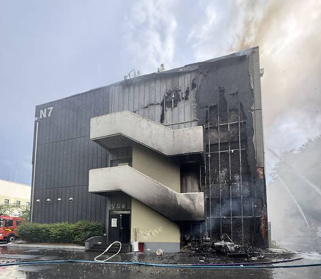 10일 충남대 제3후생관 외벽에서 불이 나 40여 분만에 진화됐다. (사진=대전소방본부 제공)