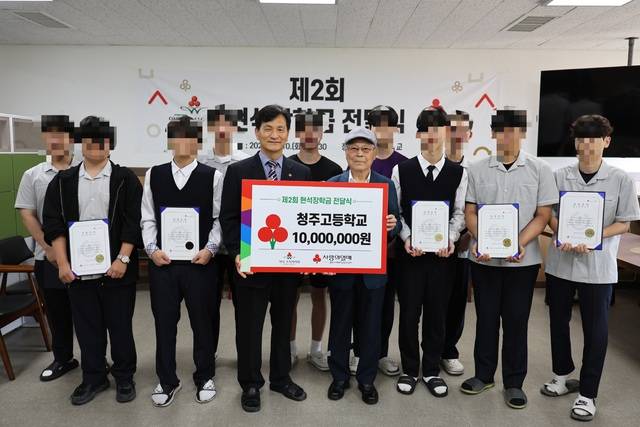 ▲ (좌측부터) 청주고등학교 장용 교장, 대한노인회 상당서원구지회 권영주 회장./충북모금회 제공