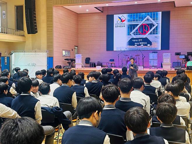 지난 5월9일 목포 덕인중학교에서 ‘찾아가는 민주주의 선거교실’ 수업이 진행되고 있다.