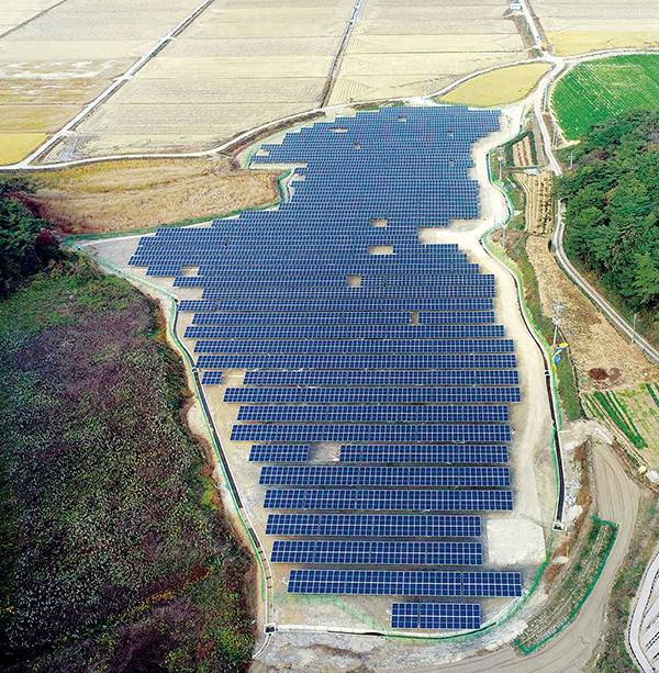 (주)송천이 충남 서산시 부석면 지산리 일대 3필지에 100㎾급 태양광 발전시설 17개소를 시공 완료한 모습.