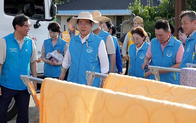우리동네 복지기동대 활동 현장을 찾은 김영록 전남지사.