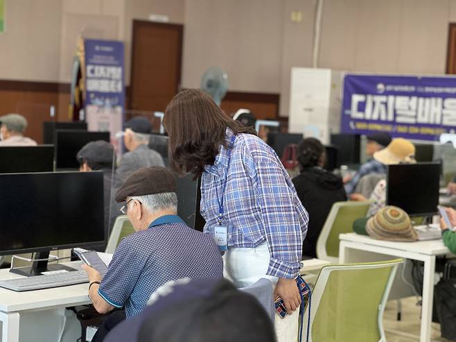 광주 동구 거점센터에서 보조강사가 교육 참여자에게 교육 지원을 하고 있는 모습. /광주디지털배움터 제공
