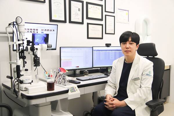 비문증에 대해 설명하는 김창현 창원 밝은힐링안과 원장. /이서후 기자&nbsp;&nbsp;
