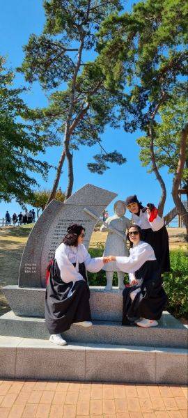 악양생태공원 내 처녀뱃사공 노래비 앞에서 뱃사공 재현장면