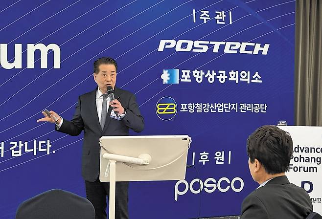 장인화 포스코홀딩스 대표이사 회장이 10일 포스코국제관에서 개최된 AP포럼 제100회차 조찬 세미나에서 특별강연을 하고 있다. /포스텍 제공