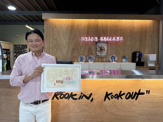 유니온 갤러리 송민 디렉터가 토마스 캠벨의 'Growth plate' 작품 '리버스 디테일'을 설명하고 있다. 김은영 기자