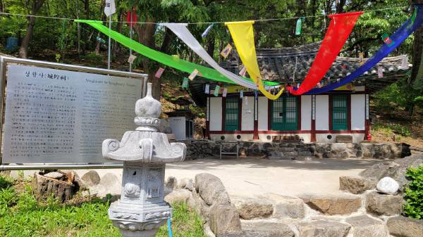 계룡산 남매탑 인연을 기리기 위해 남매상을 모신 '성황사'. 김범진기자