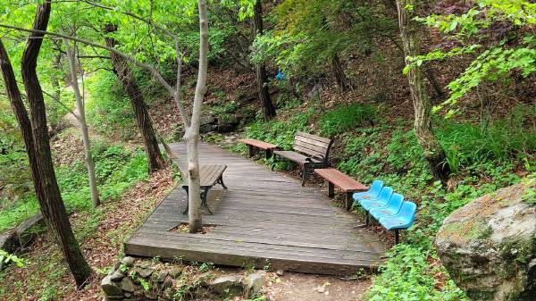'너추리길'을 오르다 장고개에서 천봉산 정상 방향으로 오르면 200여m를 남겨 두고 마련된 약수터 모습. 김범진기자