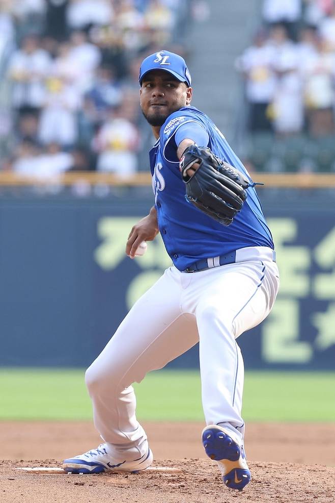 지난 1일 서울 잠실야구장에서 열린 '2025 신한 SOL 뱅크 KBO리그' 삼성 라이온즈와 LG 트윈스와의 경기에서 레예스가 투구 중이다. <삼성 라이온즈 제공>